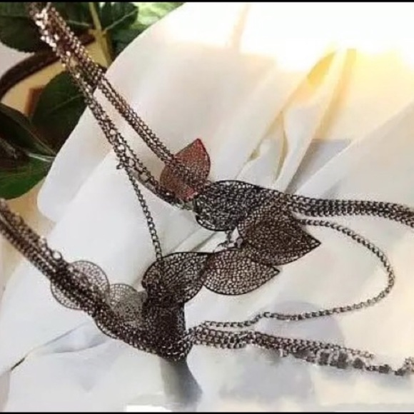 Multilayer Leaf Necklace - Picture 2 of 4